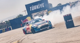 Red Bull Car Park Driftde renkli görüntüler