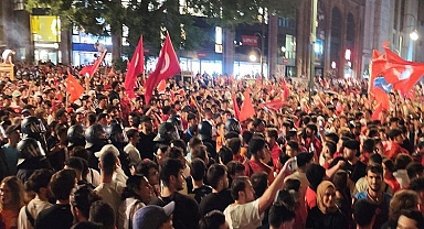 A Milli Takım'ın Çekya zaferini ve son 16 turuna yükselmesini Berlin'de 5 bin kişi kutladı!