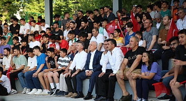 Bursalılar Türkiye - Portekiz maçını dev ekranlarda izledi