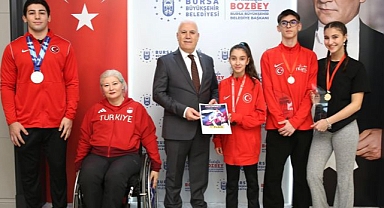 Şampiyon sporculardan Başkan Bozbey’e ziyaret