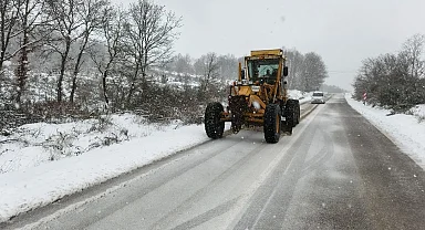 Bursa Gemlik'te karla mücadele sürüyor