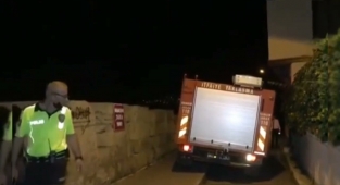 Tarihi surlardan araç ile inmek istedi, merdivende asılı kaldı