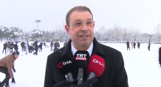 Bursa Uludağ Üniversitesi'nde dönemin yoğunluğu kartopu ile atıldı